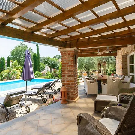 Rustic Karim With Pool In Porec Jehnići