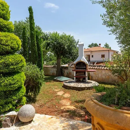 Rustic Karim With Pool In Porec Jehnići