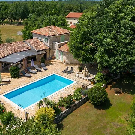 Rustic Karim With Pool In Porec فيلة Jehnici