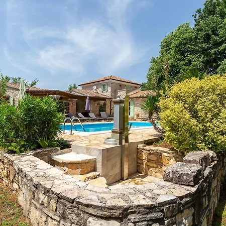 Rustic Karim With Pool In Porec فيلة