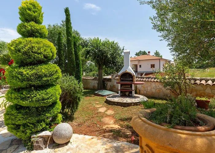 Rustic Karim With Pool In Porec Jehnići