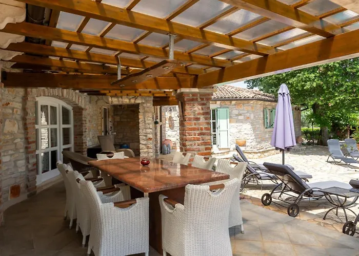 Rustic Karim With Pool In Porec Jehnići
