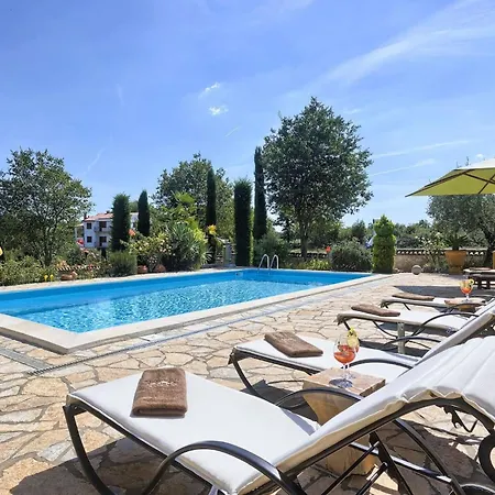 Rustic Karim With Pool In Porec *