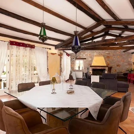 Rustic Karim With Pool In Porec *