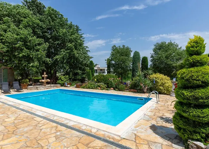Rustic Karim With Pool In Porec Vila