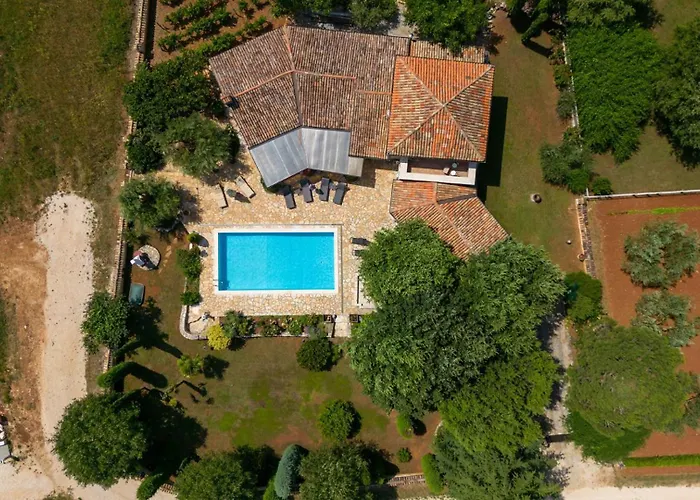 Rustic Karim With Pool In Porec Vila *