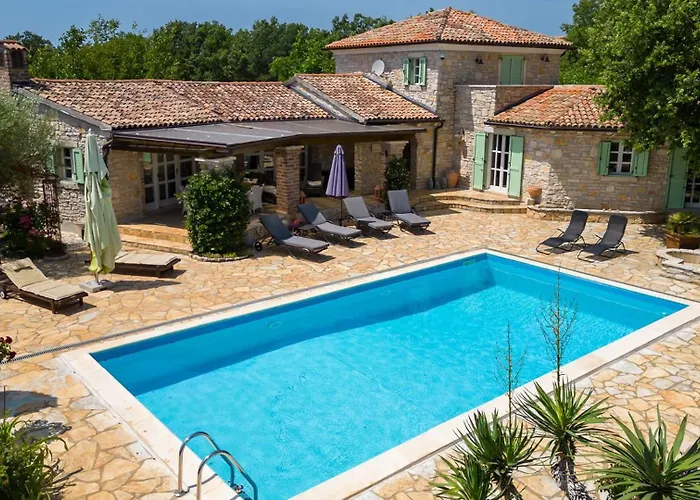 Rustic Karim With Pool In Porec *